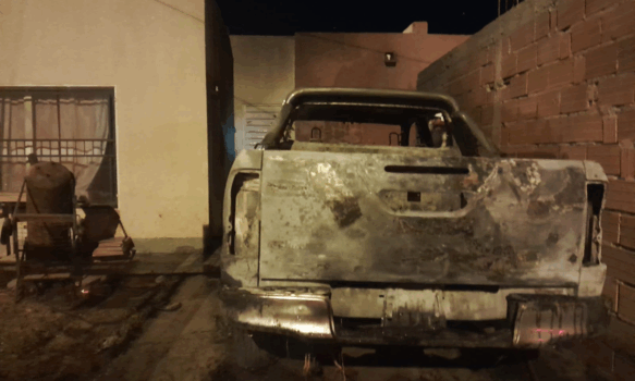 Voraz incendio destruye una camioneta en Barrio Inta