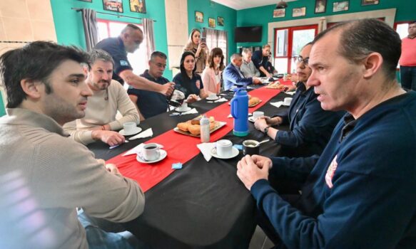 Torres visitó el cuartel de bomberos voluntarios de Trelew