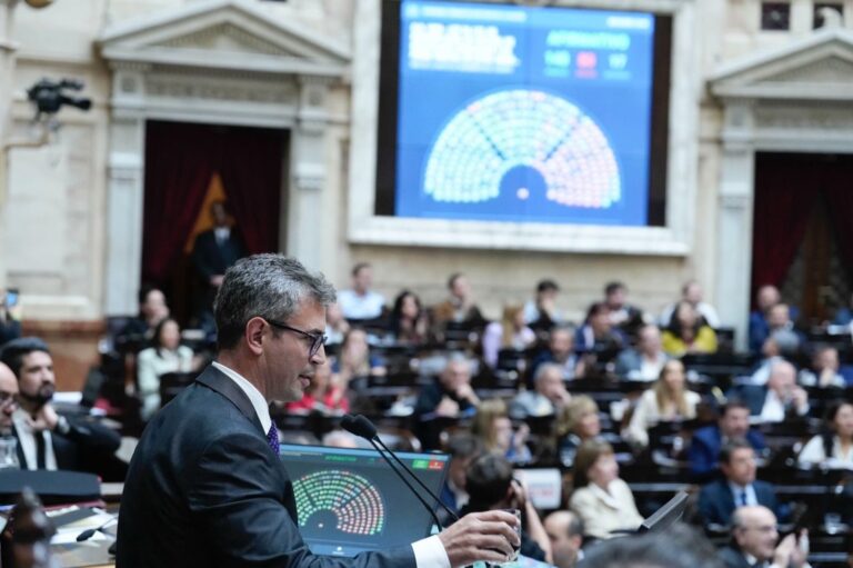 El gobierno gana tiempo para seguir gobernando por DNU y vuelve al Senado el cambio a la ley que los regula