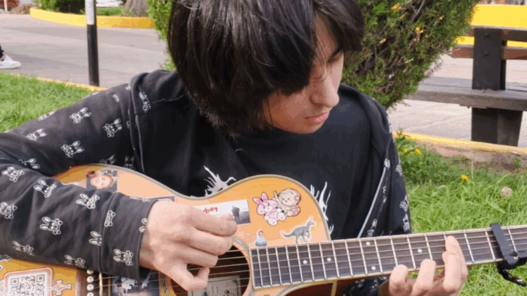 Chris Stars y la constelación de un músico que con pocos recursos crea mundos propios