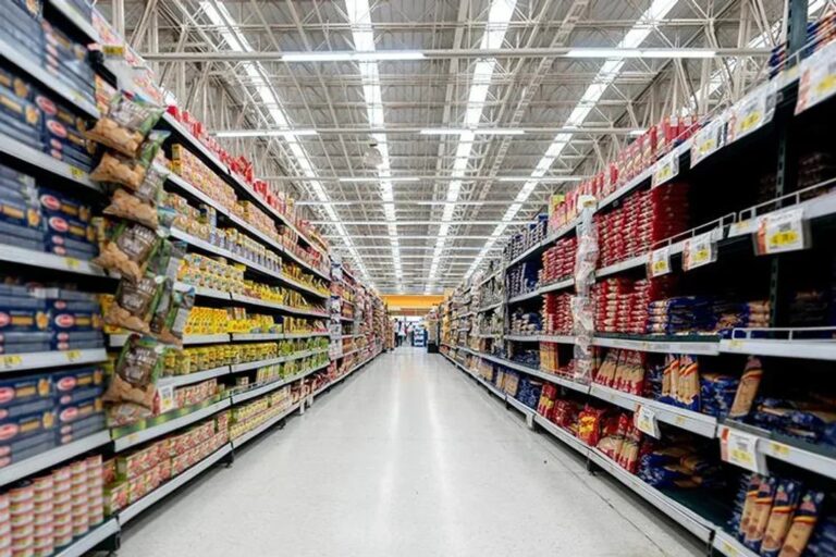 Se reveló el verdadero motivo detrás de la venta de las 700 sucursales de un supermercado que se va del país
