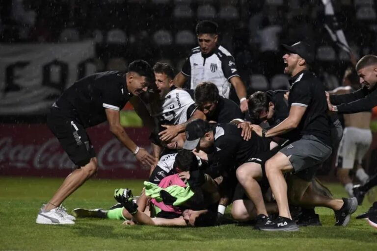 Deportivo Madryn estuvo a dos minutos de la gloria eterna y de un ascenso que quedó truncado