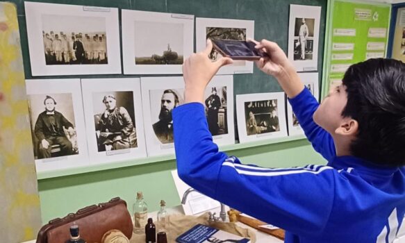 El museo va a tu escuela: la muestra itinerante de Patrimonio Histórico visitó la escuela N 729 de Rawson
