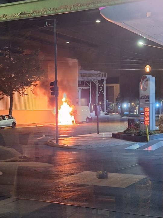 Prendieron fuego la camioneta utilizada en el ataque a tiros contra la oficina judicial de Comodoro