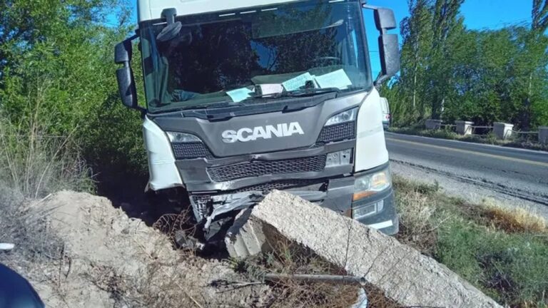 Cipolletti: un camión chocó en el acceso a la Isla Jordán y causó demoras en el tránsito