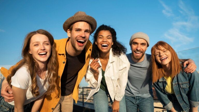 Dormir, reír o meditar: la Inteligencia Artificial reveló cuál es la clave para una vida más feliz