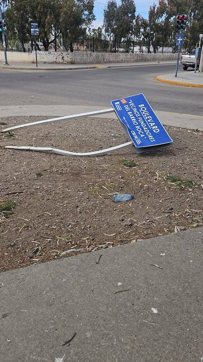 Indignante: destrozaron el cartel de los vecinos fundadores del barrio General Roca de Comodoro