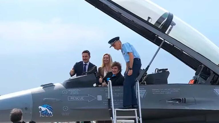 Milei encabezó el acto de presentación de la flota de aviones F-16 en Río Cuarto