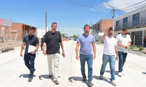 Merino supervisó la pavimentación de López y Planes y confirmó que la primera etapa estará habilitada antes de fin de año