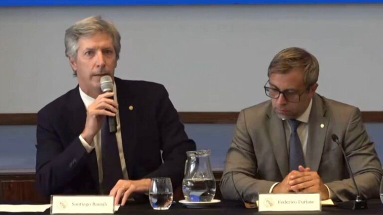 Santiago Bausili explicó el nuevo programa monetario y anticipó una etapa de «remonetización»