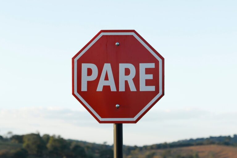 Qué significa señal de transito Pare y qué implica realmente