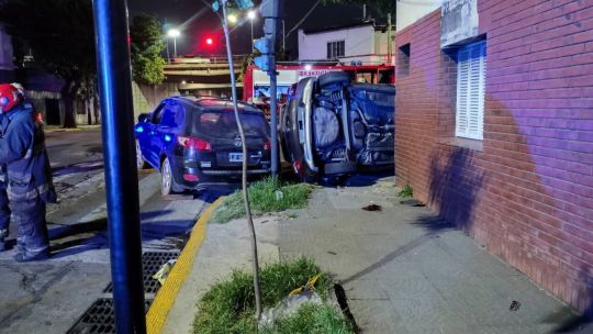 Choque y vuelco en el Bajo Flores: atropelló a una familia que salía de vacaciones y dejó a una mujer en grave estado