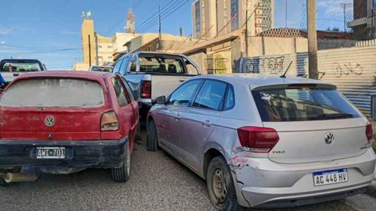 Chocó tres autos estacionados y se fue a pie, dejando su vehículo