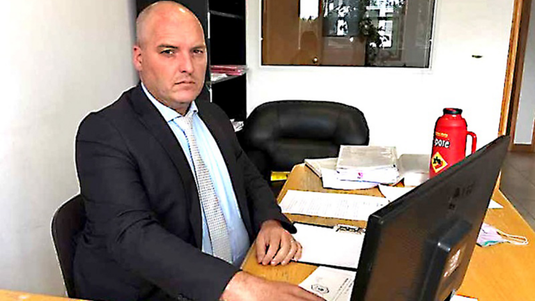 El juez que usó IA en un fallo también vendía cursos online y lo denunciaron