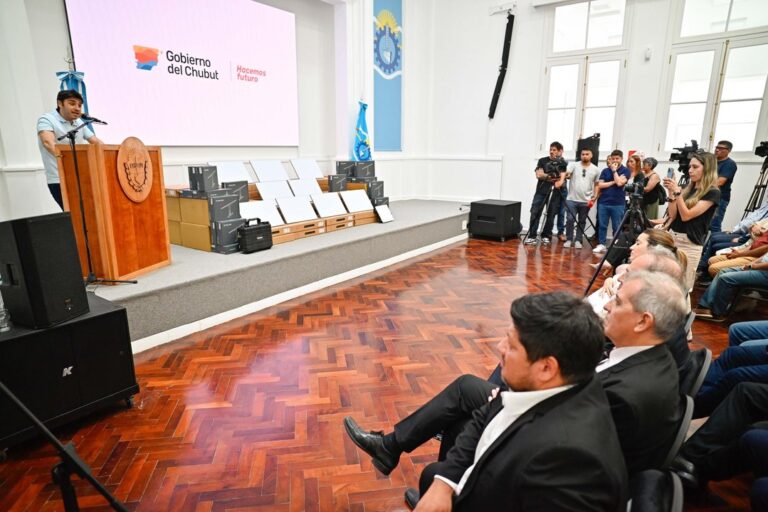 Chubut incorporó 120 antenas satelitales para mejorar la conectividad en escuelas del interior provincial