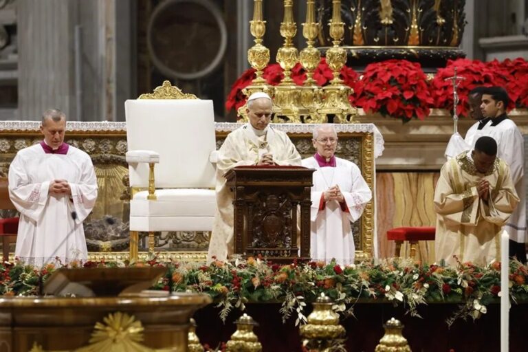 El mensaje del papa León XIV en su primera misa de Nochebuena: pidió paz y respeto por la dignidad humana
