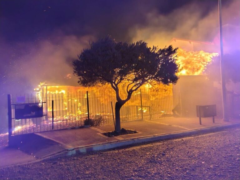 Devastador incendio en una vivienda de Rada Tilly durante la madrugada