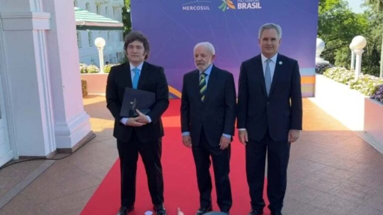 Milei junto a Lula en la Cumbre del Mercosur