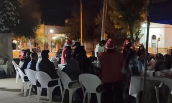 Exitosa cena navideña en Plaza Centenario organizada por la Iglesia Tierra Deseable