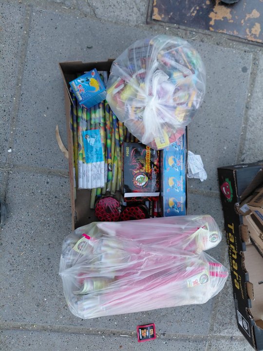 Detuvieron a un hombre que vendía gran cantidad de pirotecnia ilegal en plena calle de kilómetro 3