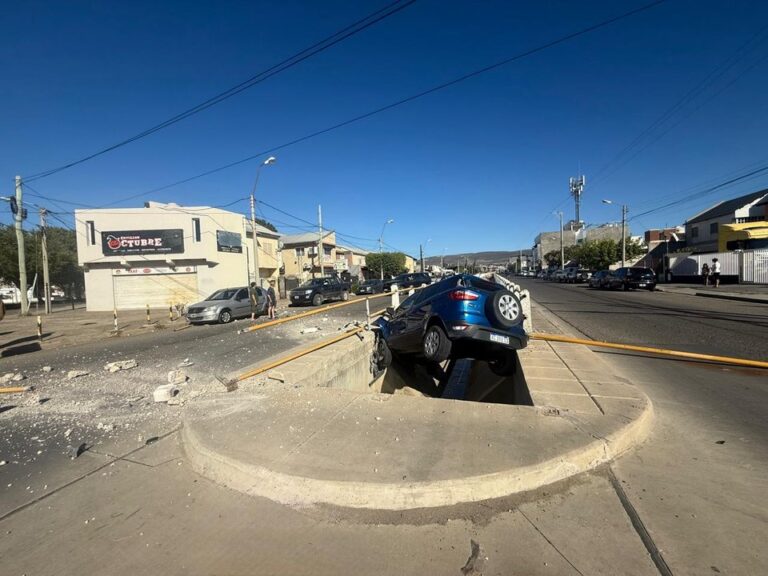 Un auto cayó en un conducto cloacal tras un accidente en la zona sur de Comodoro