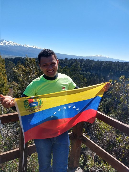 Un mal necesario: las sensaciones encontradas de un venezolano que vive en Comodoro y sueña con regresar a su país