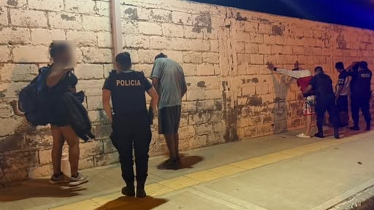 Peleaban en la calle y a uno de ellos lo buscaba la Policía