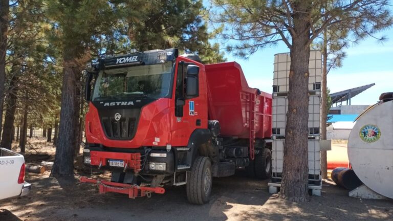 Camiones de Vialidad Nacional abastecen a los aviones hidrantes en la Comarca Andina