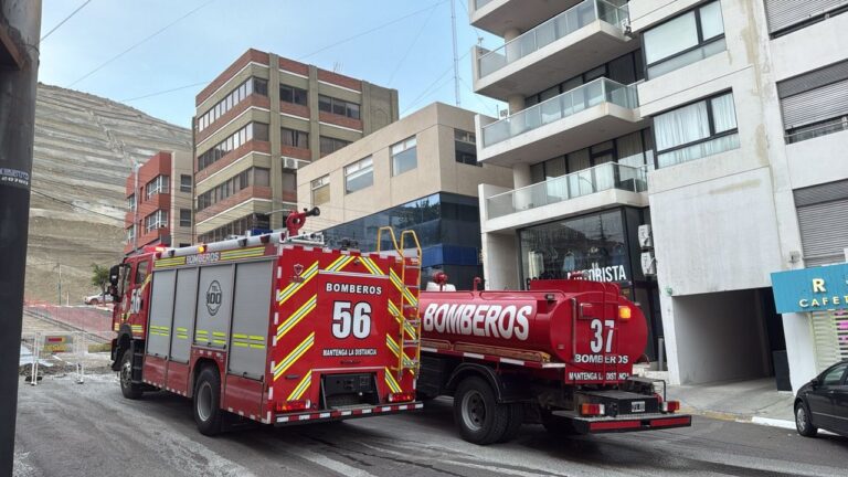 Tres dotaciones de bomberos contuvieron un incendio en pleno centro de Comodoro