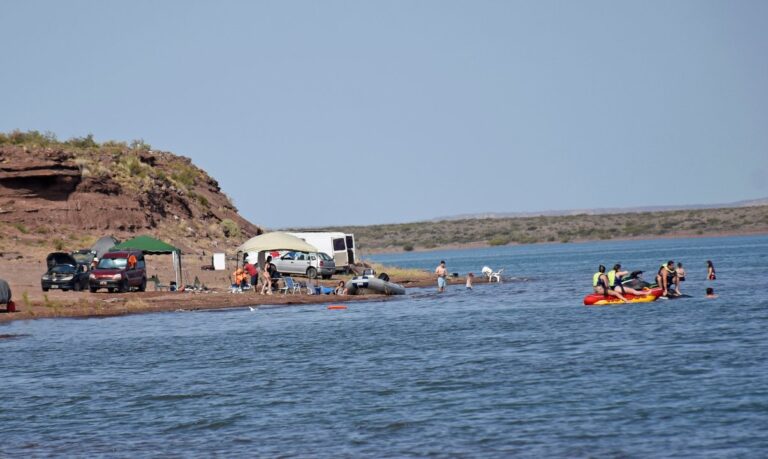Un lago patagónico bajo monitoreo por cianobacterias: qué informó el Gobierno