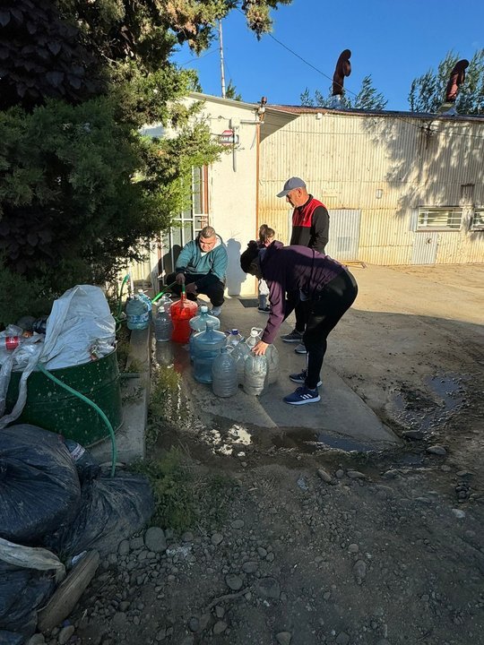 Nueva falla en el sub-acueducto y se extiende el corte de agua en Comodoro: habilitaron puntos de recarga