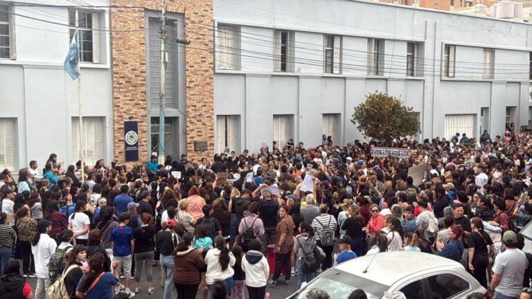 Multitudinaria marcha en Comodoro para exigir justicia por el crimen de Valeria: Nos están matando a nuestras hijas»