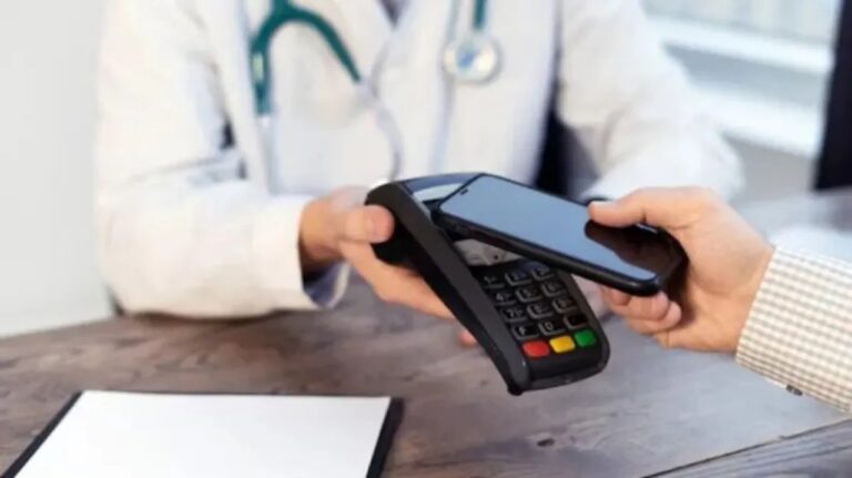 El Gobierno dio de baja a 24 prepagas del registro nacional: cuáles son y cómo afectará a los usuarios