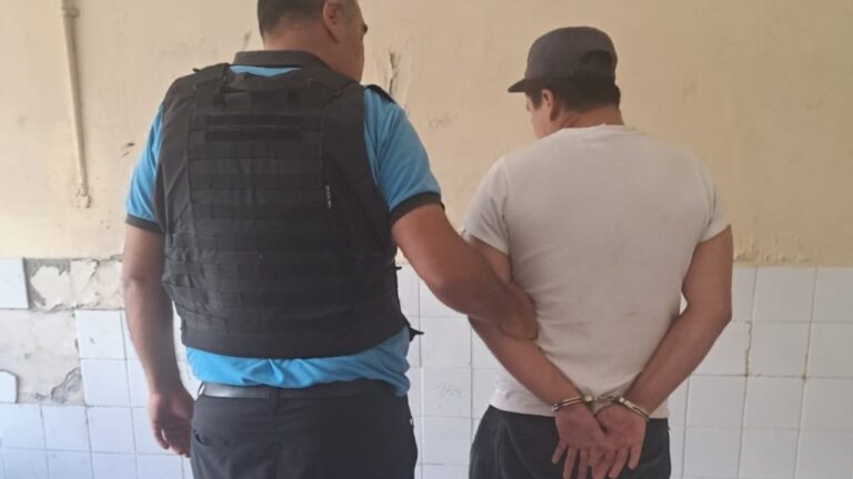 Fue detenido por violencia de género y descubrieron que llevaba la ropa que le robó a un vecino