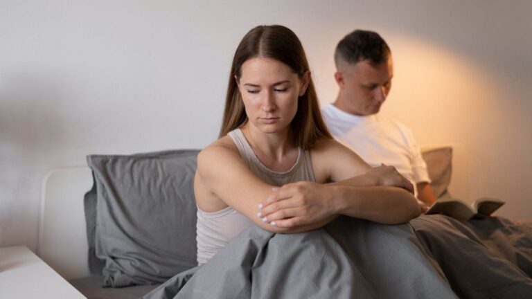 Un jugador fue descubierto engañando a su esposa y para defenderse reveló las infidelidades de sus compañeros