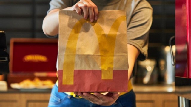 Cuánto cobra un empleado de McDonalds, Burger King y Starbucks en enero 2026