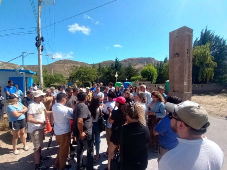 Funcionarios y evacuados, cara a cara: el diálogo entre la Municipalidad y los vecinos del Barrio Médanos