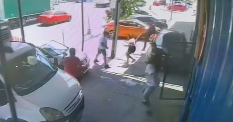 Tras una violenta discusión, regresó con su auto y atropelló a su papá y a otras dos personas