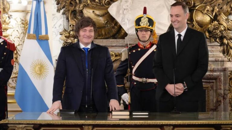 El Gobierno designó a Manuel Adorni como director titular de YPF en representación del Estado