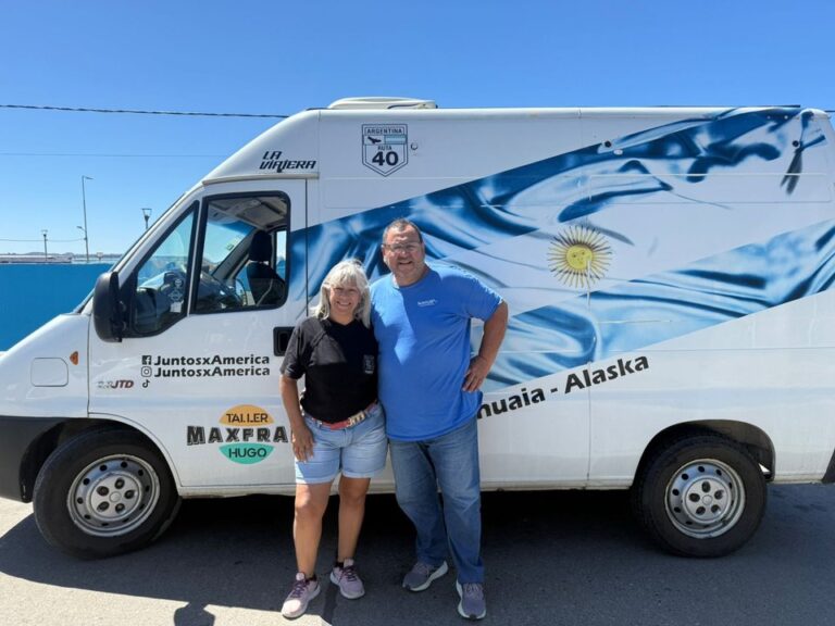 Viajan hace 3 años para unir Ushuaia con Alaska y hoy hacen escala en Comodoro