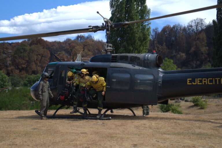 Segundo recambio de 70 brigadistas en el incendio que ya arrasó 16.000 hectáreas en Los Alerces