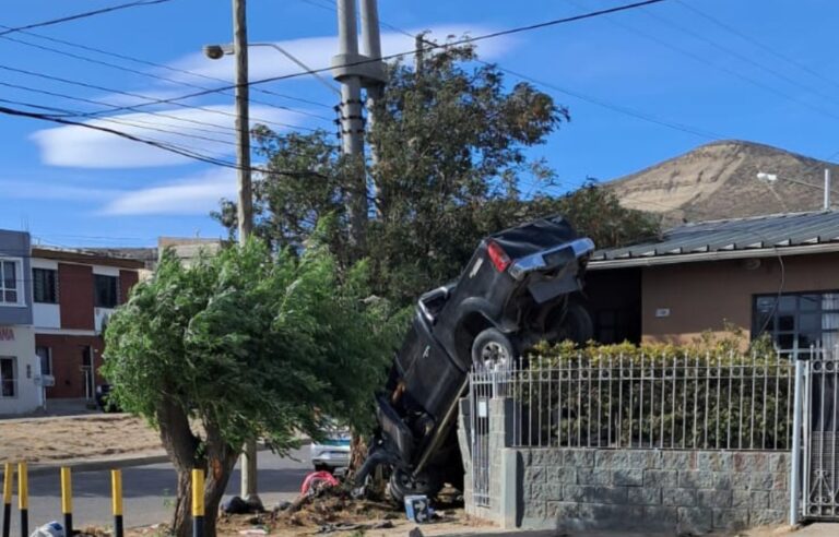 Impactante accidente en Comodoro: una camioneta terminó sobre la reja de una casa