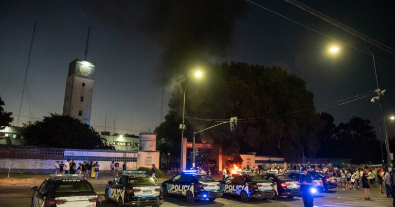 Protesta policial en Santa Fe: el gobierno de Pullaro hizo una nueva propuesta y pidió que vuelvan a patrullar pero se mantiene la medida