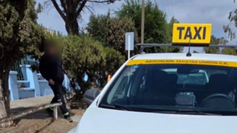Un taxista fue detenido tras amenazar a un pasajero con un arma