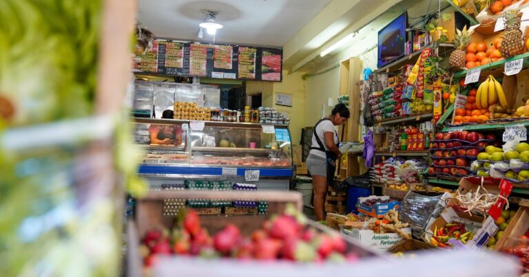 Canasta básica: una familia necesitó más de 1.360.000 pesos en enero para no ser pobre, según el INDEC