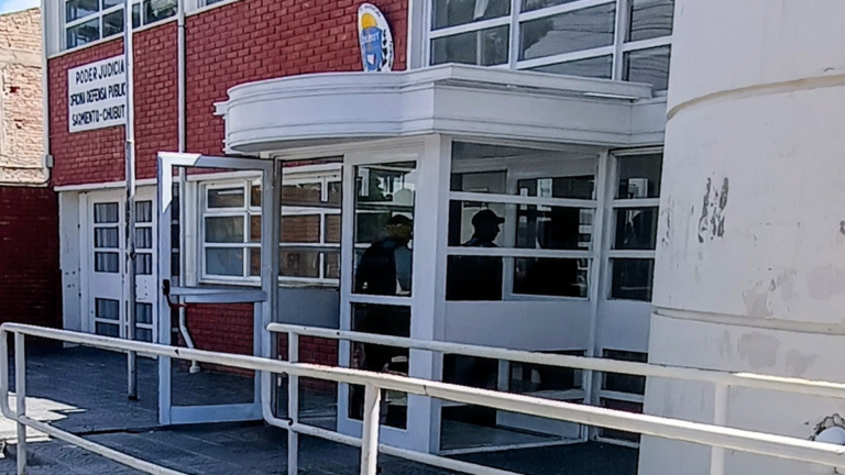 La corrió y le arrojó un termo y un mate en medio de insultos