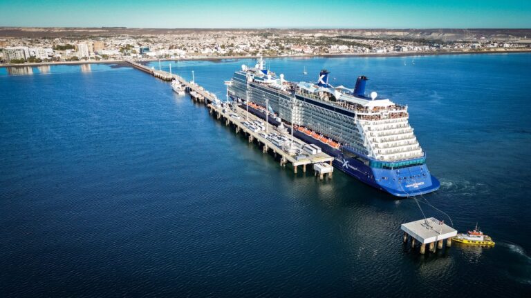 Más de 2.700 pasajeros arribaron a Puerto Madryn a bordo del Celebrity Equinox