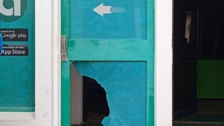 Destrozó el cristal de una puerta para robar celulares