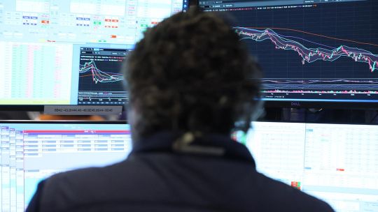 Shock geopolítico y tasas altas: analistas explican cómo invertir en un escenario incierto