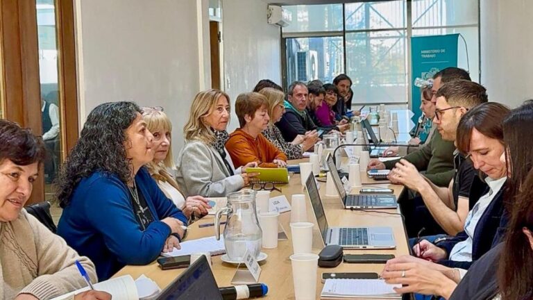 Paritaria bonaerense: el Gobierno acordó con los gremios un aumento del 9% en tres cuotas hasta abril